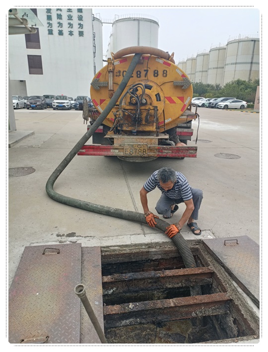 镇巴隔油池清掏