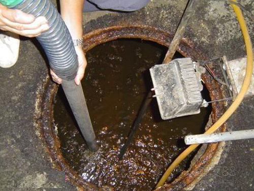 镇巴隔油池清理