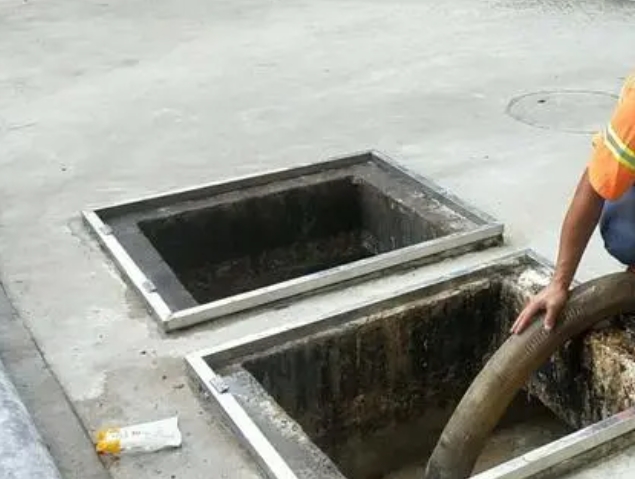 镇巴化粪池清理