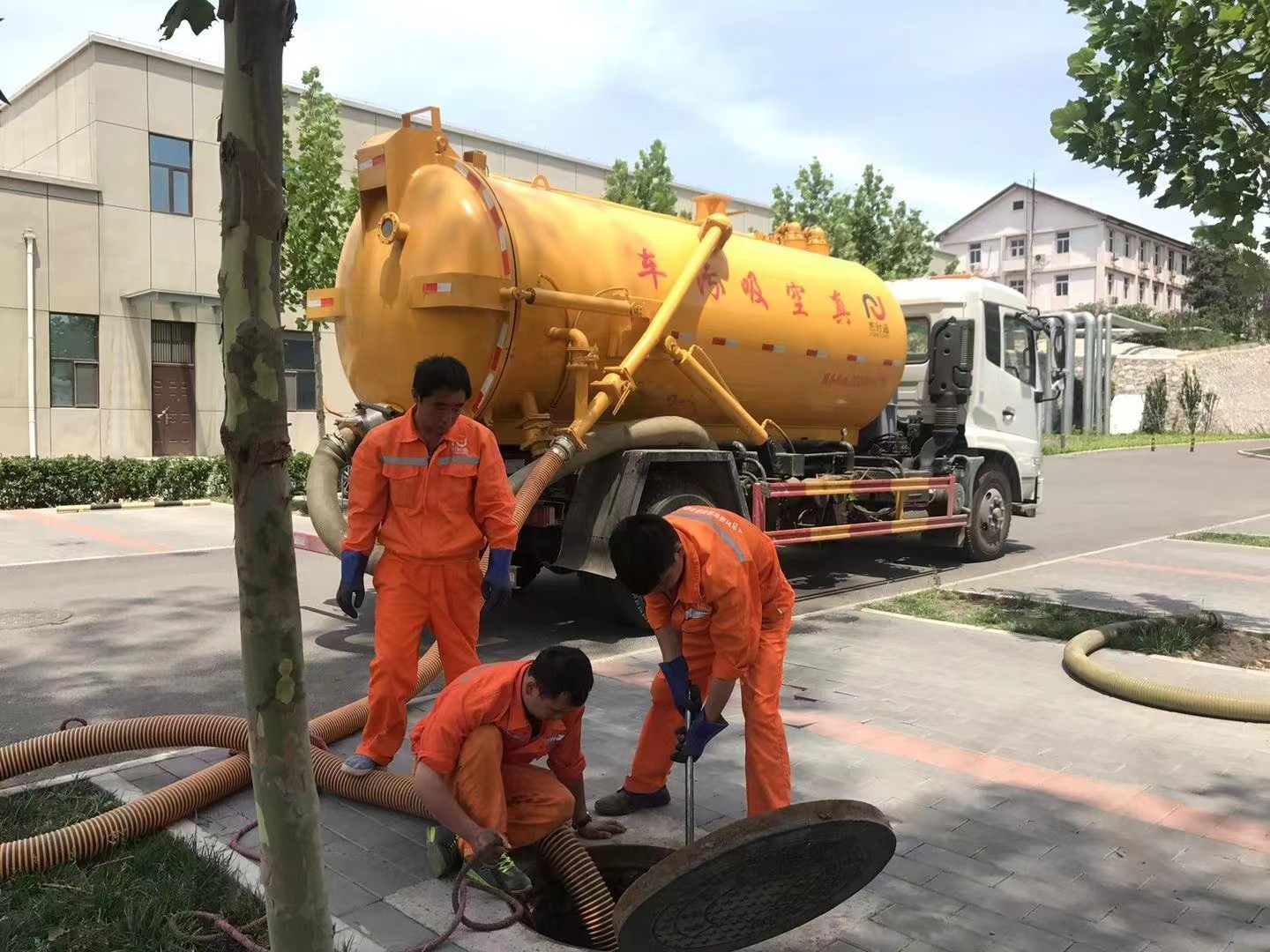 镇巴管道疏通车停在窨井附近