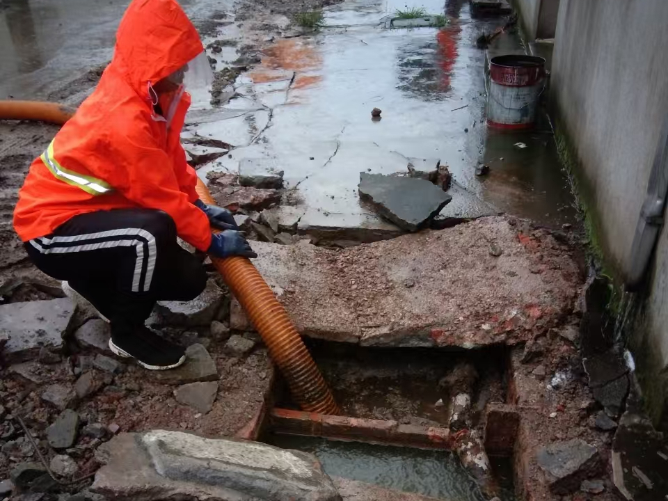 镇巴专业清理污水池 炜誉市政以规范流程守护城市 “肠道”