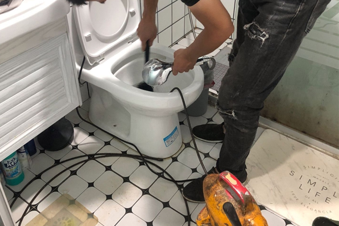 镇巴马桶堵塞自己疏通还是找师傅？专业上门服务让你省时更省心