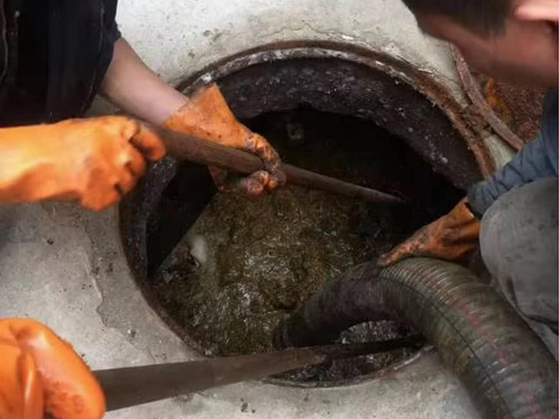 镇巴清理化粪池时如何避免沼气的危害？